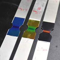 多層膜構造色シートを試験片に貼った写真
