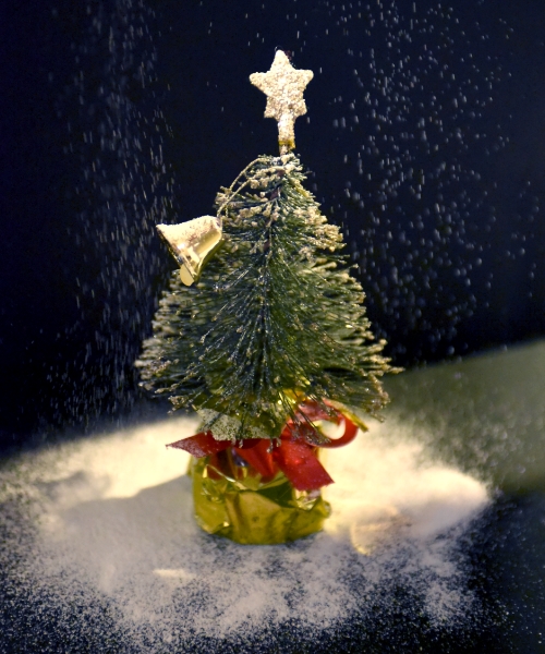 ナノ多孔質微粒子を降らせたクリスマスツリーの写真