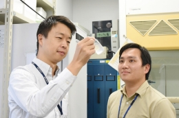 岡本研究員（左）と同研究室員のPham研究員の写真