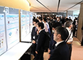 ポスター発表を見る企業関係者たち