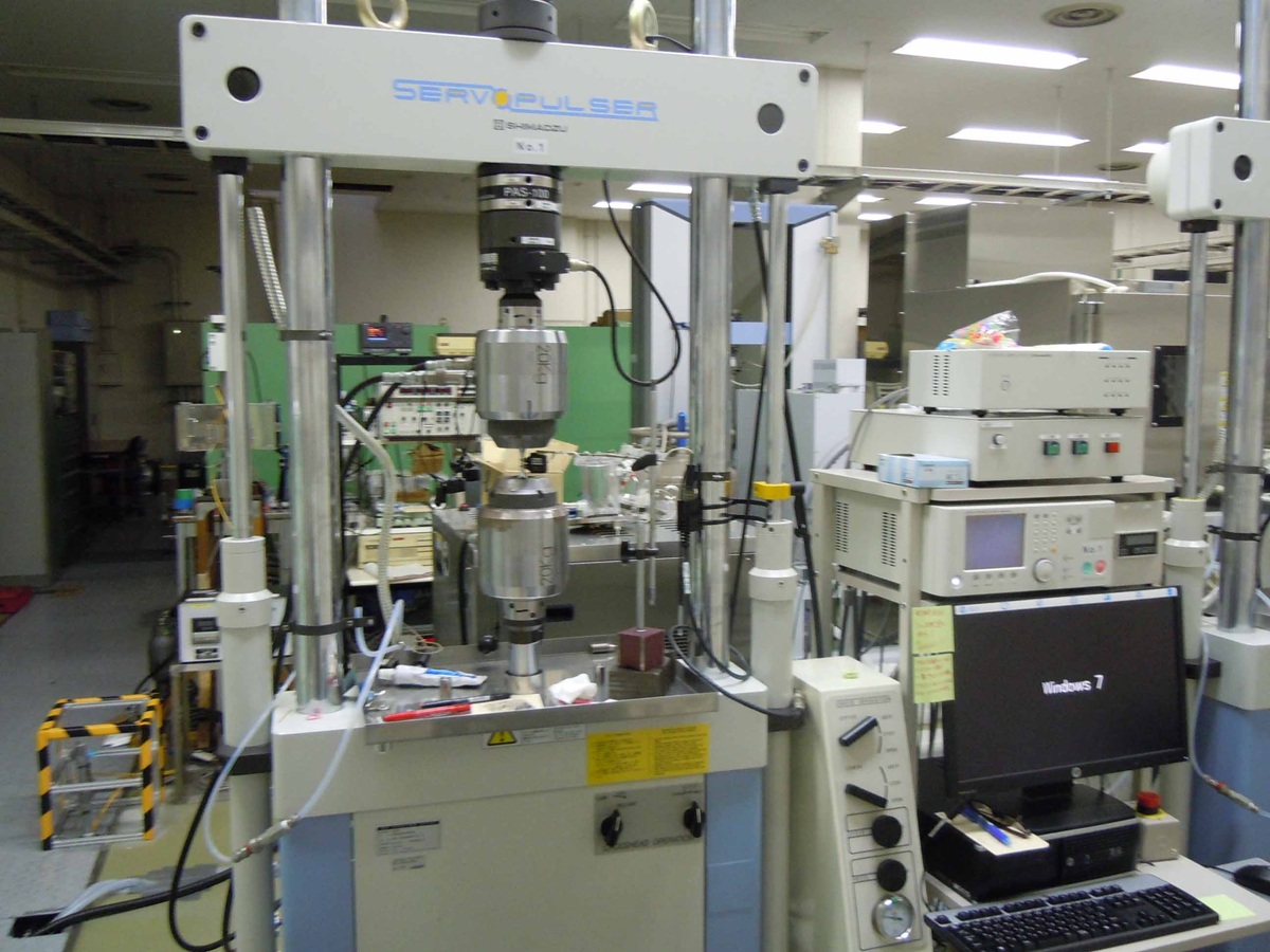 Low- and High-cycles fatigue testing machine