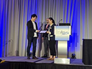 授賞式にて（長田俊郎グループリーダー）