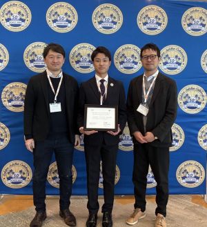 左から、長田俊郎グループリーダー、前田太陽さん、尾崎伸吾教授