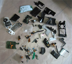 図2　小型電子機器等破解装置で解体された携帯電話画像
