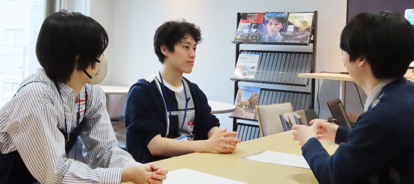 3人で話し合っている様子