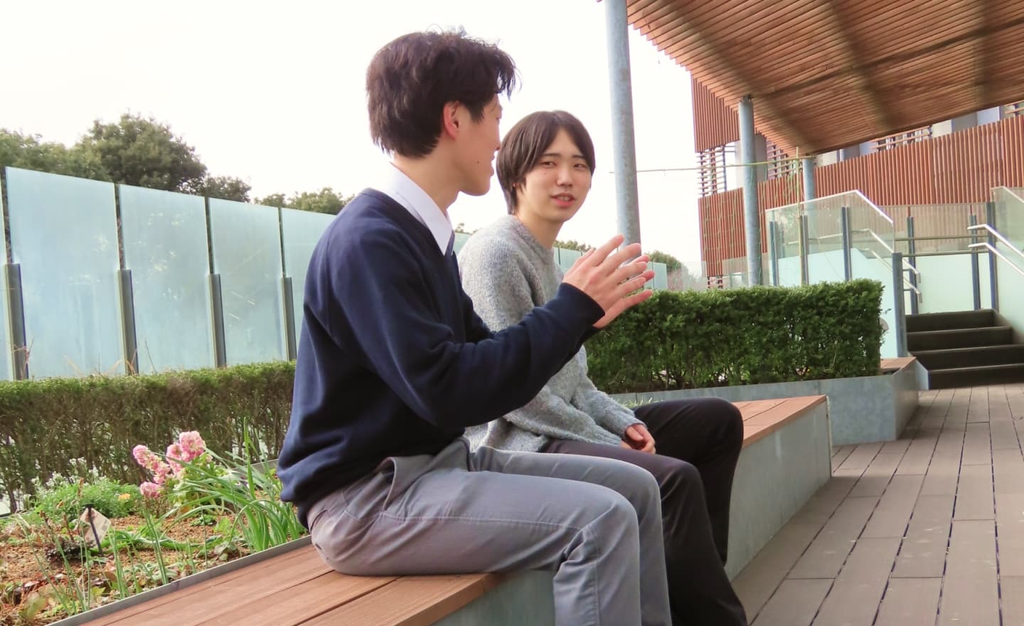 田澤くんと山元くんが外で談笑している様子