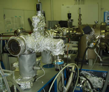 Molecular beam epitaxy system for III-Arsenide semiconductors. Sources: Al, Ga, In, As, Si, atomic-H